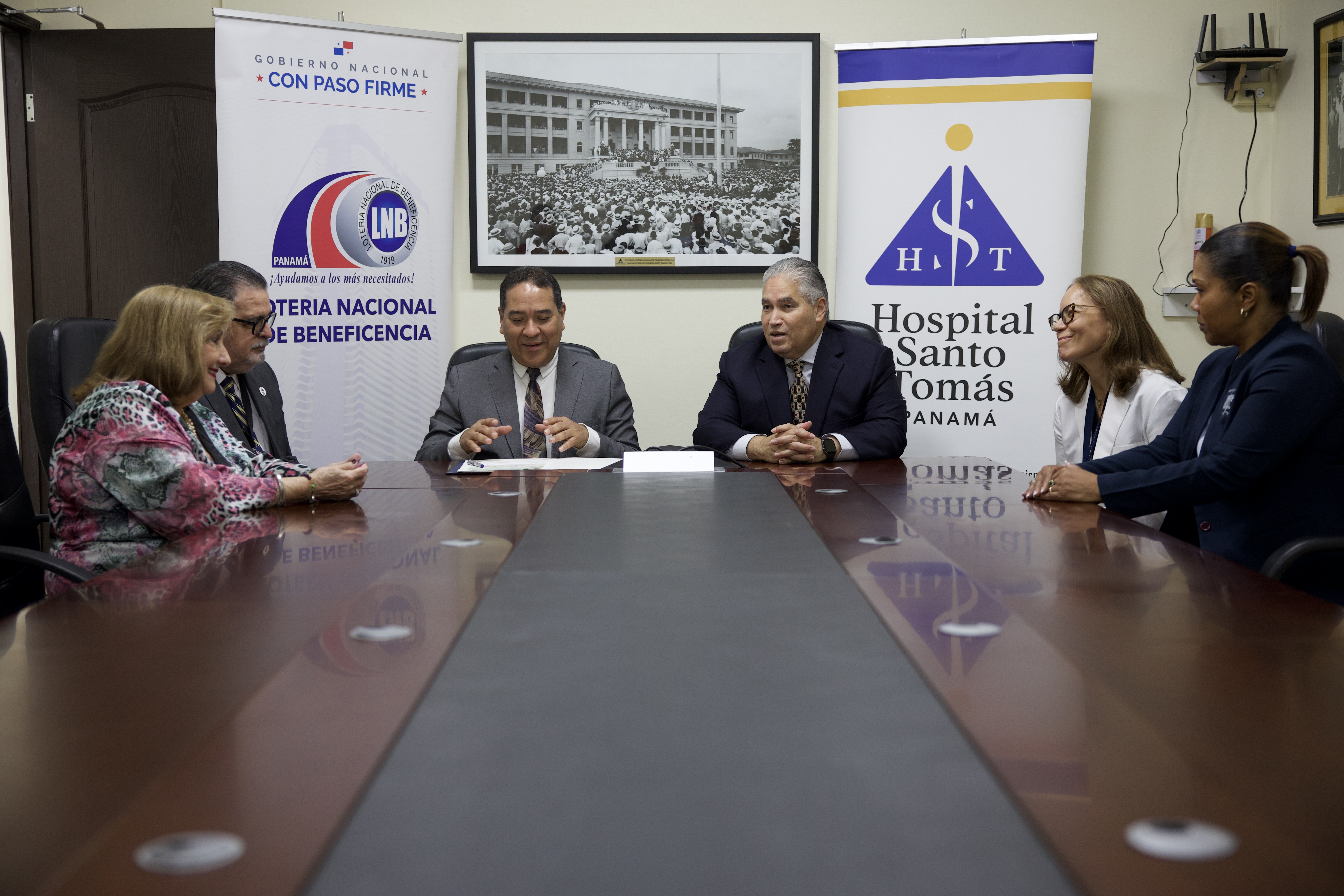 El Dr. Luis Carlos Bravo, Director Médico General, recibió el respaldo económico de manos del Director General de la LNB, Lic. Isidro Carbonell. Durante el acto, el Dr. Bravo expresó su agradecimiento por este gesto de solidaridad hacia el HST.