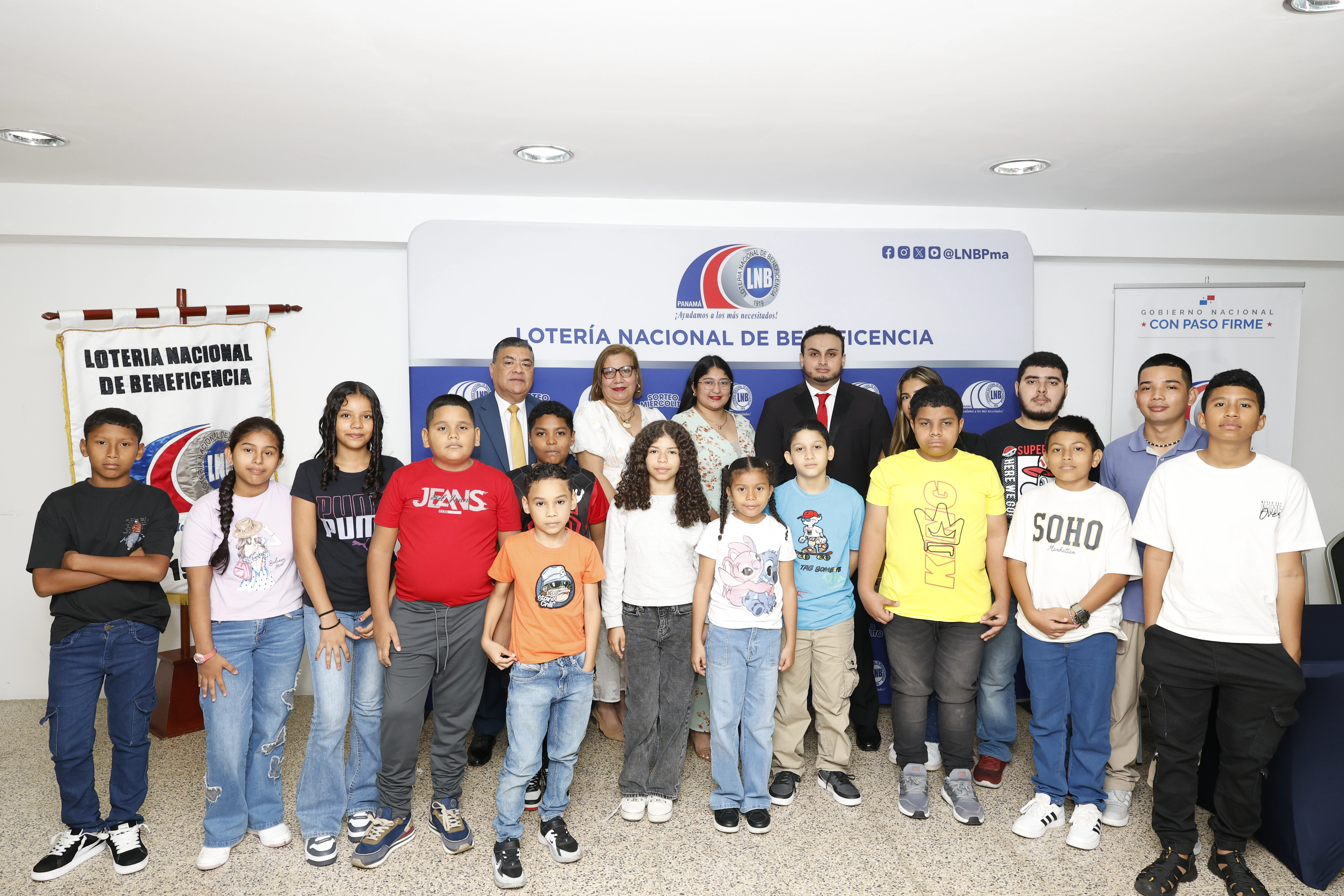 Una masiva entrega de becas, realizó la LNB a un número considerable de estudiantes de diversas partes del país.