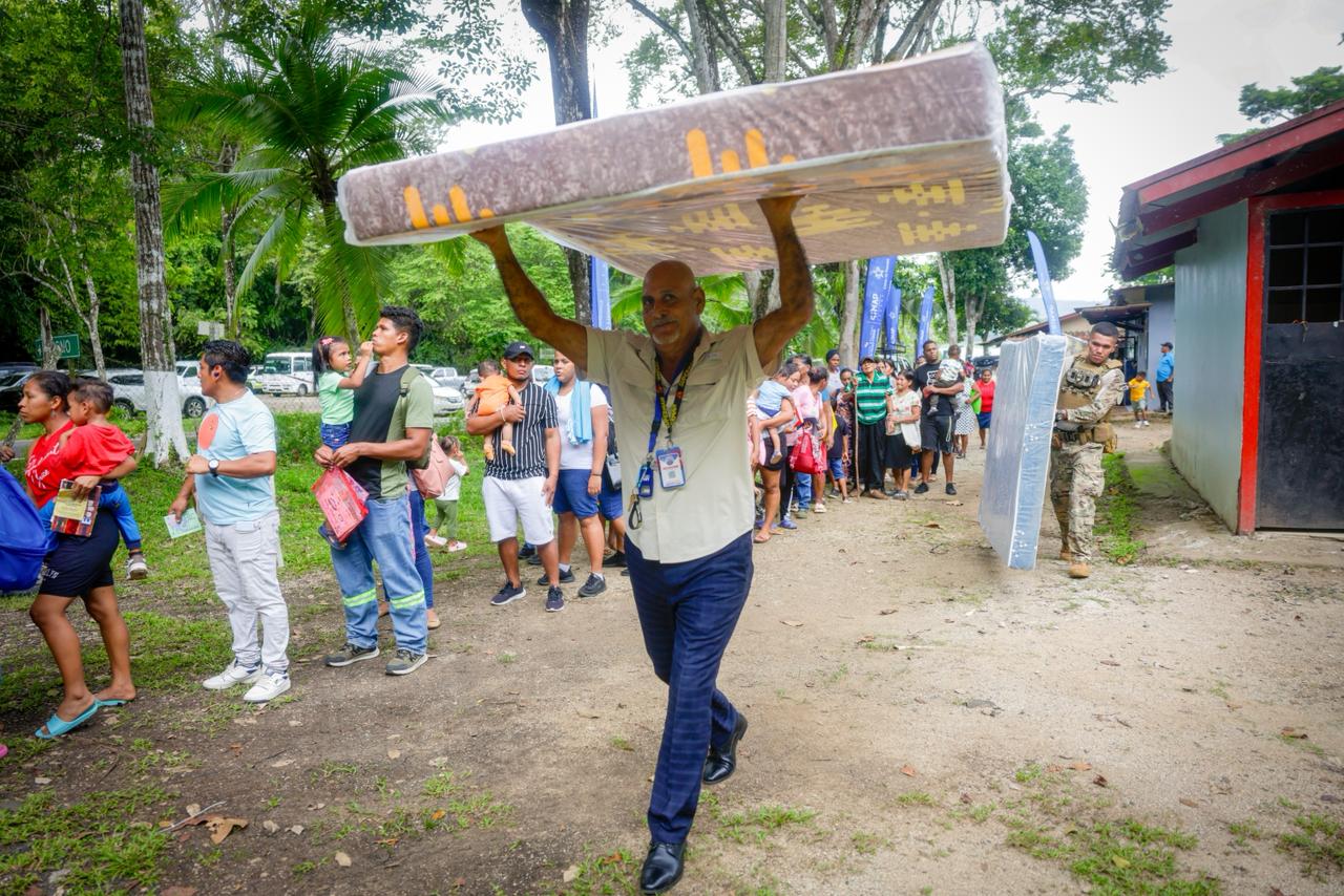 En Caimitillo, la LNB donó colchones, camas cuna, sillas de ruedas, bastones, muletas, caminadores, lavadoras, kits para el hogar, leche, pañales desechables y otros insumos de primera necesidad.