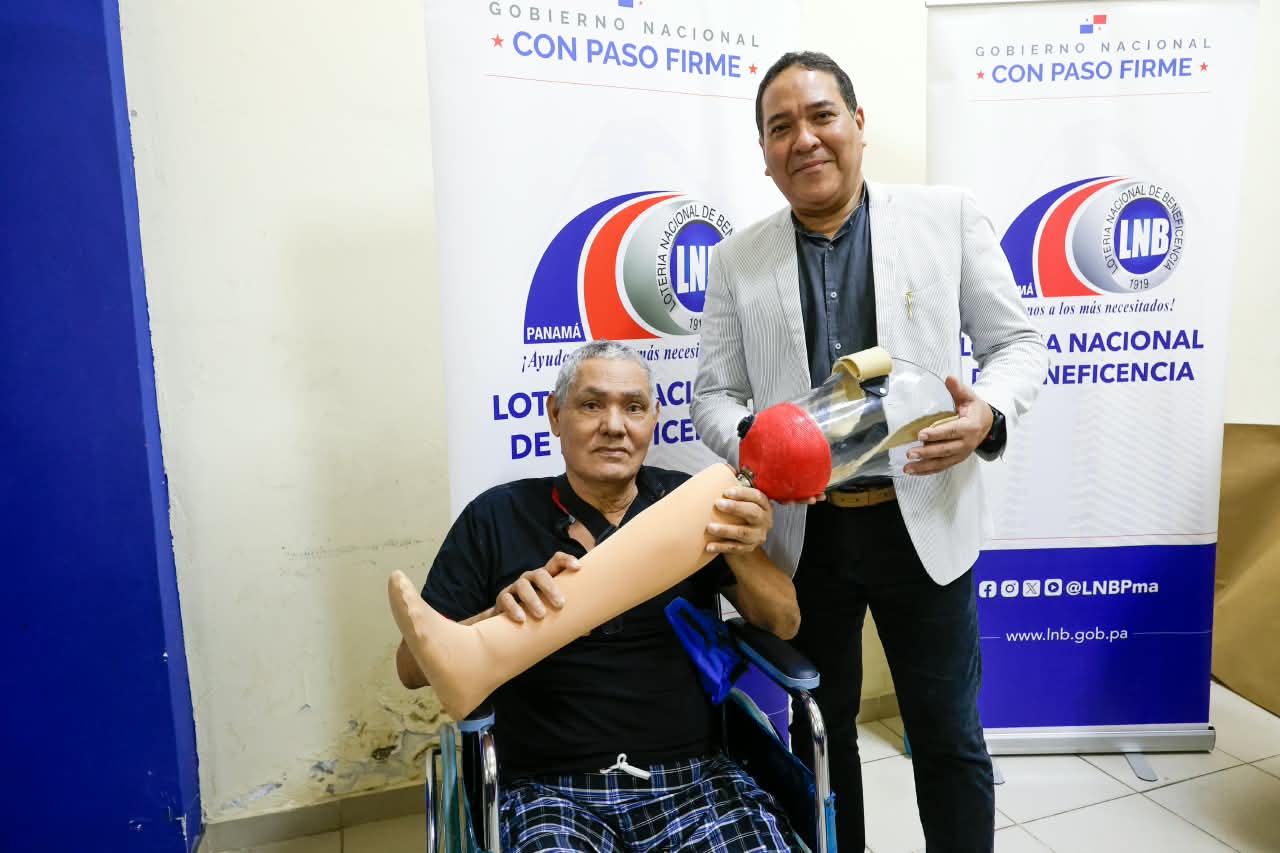 También se entregaron muletas, baños portátiles y otros enseres de primera necesidad.