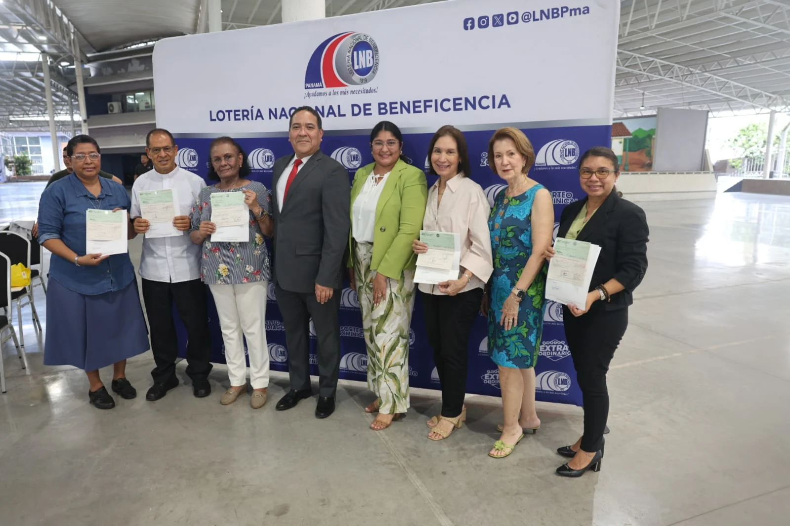 El director general de la  LNB, Isidro Carbonell Olmos, realizó entregas de subsidios por un total de B/.50,000.00 a seis organizaciones e instituciones de la provincia de Panamá.